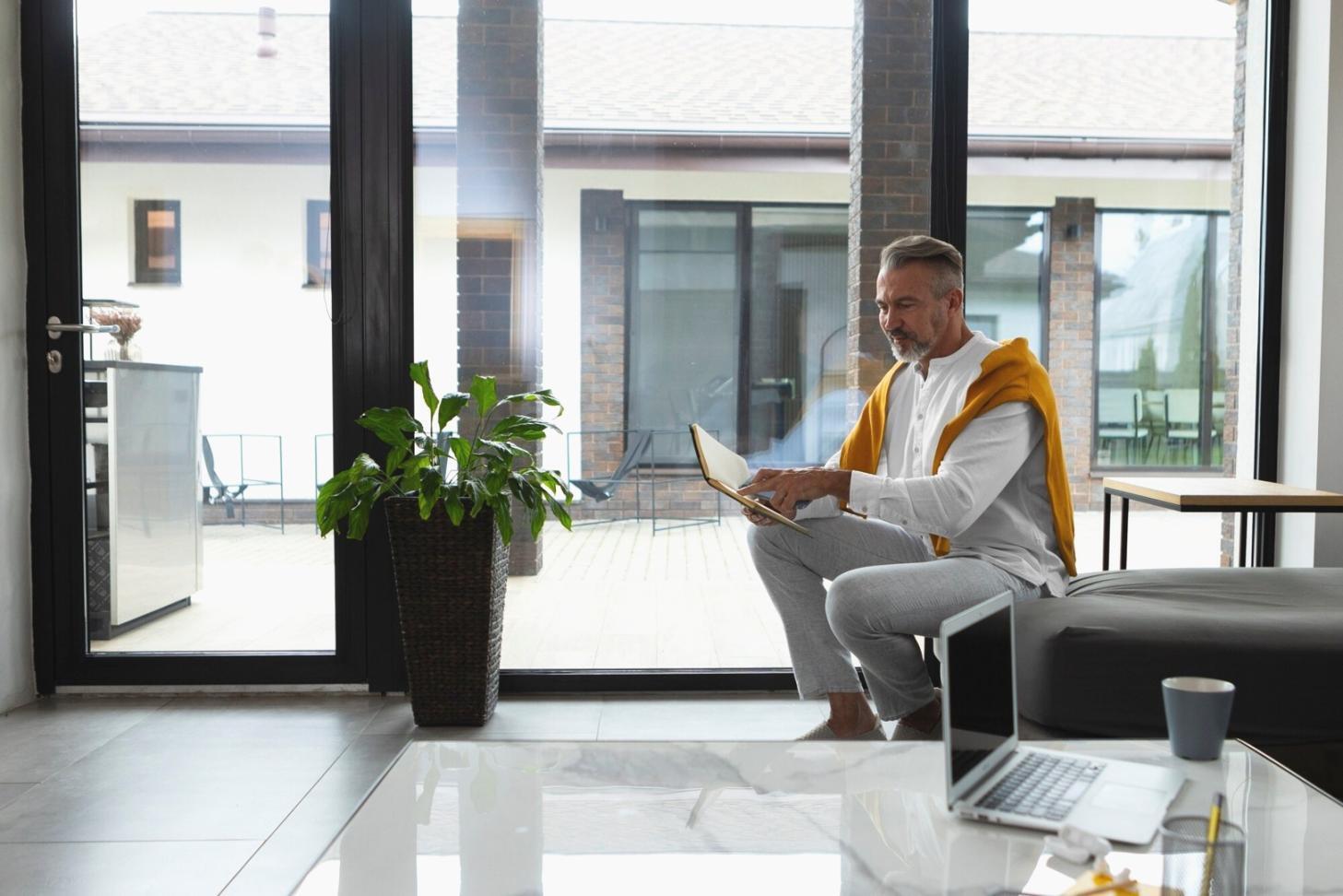 Minimalistischer Arbeitsplatz mit Notizbuch und Laptop für strukturierte Finanzplanung