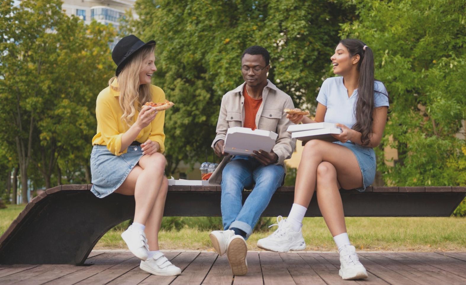 Arbeitsraum mit übersichtlichem Schreibtisch und Notizbuch für finanzielle Planung