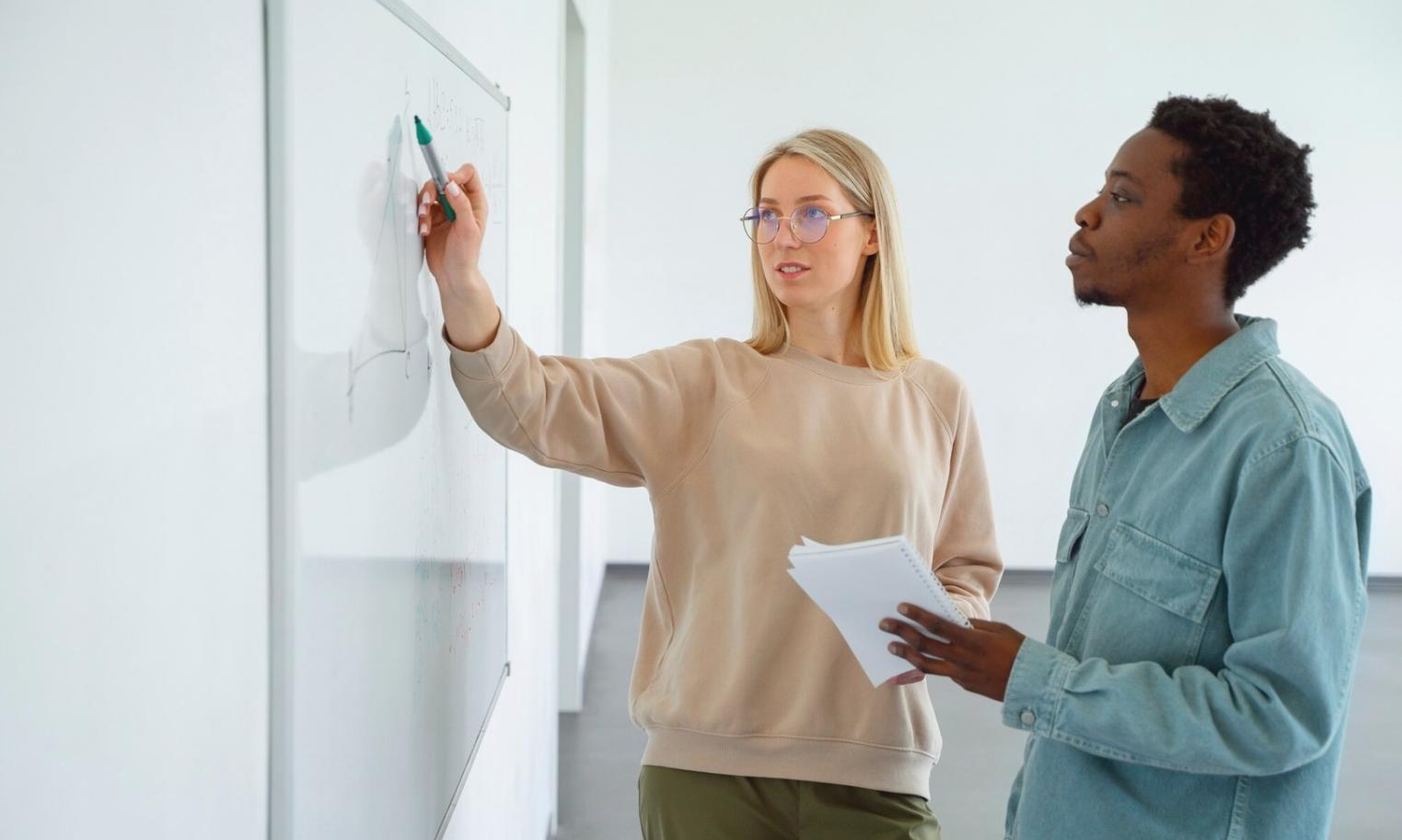 Person arbeitet konzentriert an Finanzplanung mit minimalistischem Ansatz